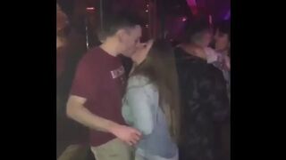 Novinha Cheia De Tesão Chupa a Rola do Boy Em Publico Na Balada , Confira !