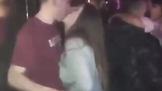 Novinha Cheia De Tesão Chupa a Rola do Boy Em Publico Na Balada , Confira !