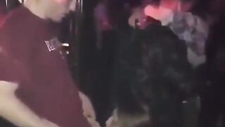 Novinha Cheia De Tesão Chupa a Rola do Boy Em Publico Na Balada , Confira !