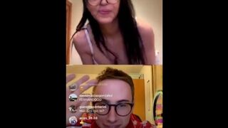 Max Felicitas Diretta Con Ragazza Che Fa Lo Spogliarello Amatoriale