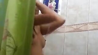 Alisson Mera takes a bath and plays for you