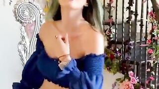 Bella Thorne singing on Instagram 1