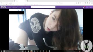 Nerdy Hot Gamer Girl Cums LIVE ON TWITCH