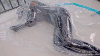 DOVE – Latex bodysuit on vacuum bag breathplay