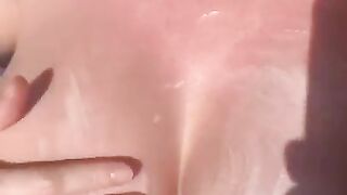 Rozyo Mallorca dandose crema en las tetas