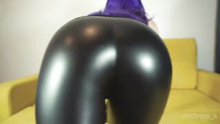 Sexy Mistress is Moving her Ass in Tight Leather Leggings