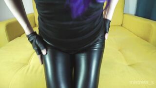 Sexy Mistress is Moving her Ass in Tight Leather Leggings