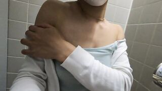 【自撮り】ノーブラ散歩後にトイレでチクオナ　japanese Amateur