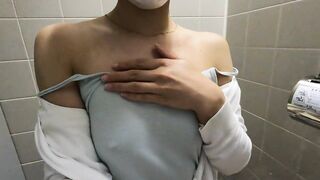 【自撮り】ノーブラ散歩後にトイレでチクオナ　japanese Amateur