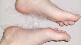 Wet soapy white feet and toes ♡