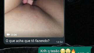 Novinha molhadinha em conversa quente no whatsapp zap