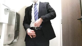 スーツリーマンが公衆トイレでオナニー