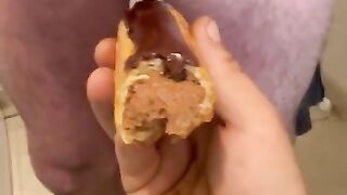 qui en veut? Éclair au chocolat saveur foutre..