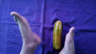 Masturbando un pepino con los pies