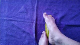 Masturbando un pepino con los pies