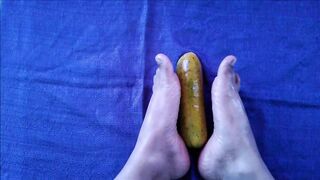 Masturbando un pepino con los pies