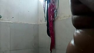 Big ass stepmom  showering. Call pe nahati hui bade gand wali maa.