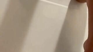 Rubbing my pussy and clit on my bathtub just to cum