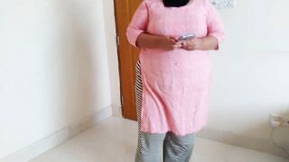 45y Old (Priya Aunty) bakaya paisa lene aye the, paise ke badle padose se kiya Chudai Jabardast & cum- Hindi Audio