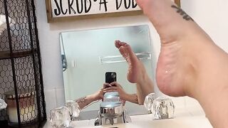 BBW stepmom MILF foot fetish dripping wet in bath wrinkled soles in the mirror