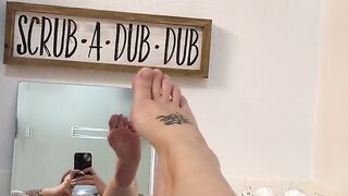 BBW stepmom MILF foot fetish dripping wet in bath wrinkled soles in the mirror