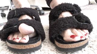 Toe Fetish - Toes Wiggling Black Fur Slippers Part 11