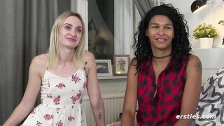 Ersties - Micky M verwöhnt ihre lesbische Freundin Ruth mit zwei Vibratoren